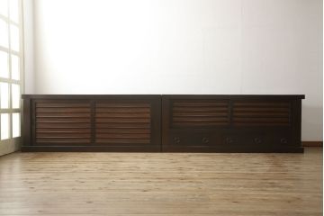 水屋箪笥サイドボードをリペア&カスタム!上下框をそれぞれカットしリサイズ。框の耳をフラットになるようカットし、カットした面は色合わせ。底の四つ角にフェルトを貼り付け。(キャビネット、収納棚、戸棚)