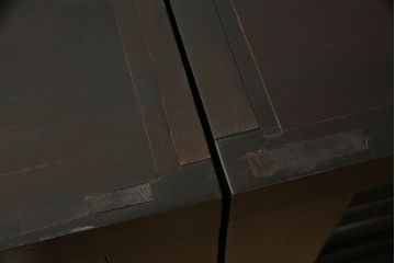 水屋箪笥サイドボードをリペア&カスタム!上下框をそれぞれカットしリサイズ。框の耳をフラットになるようカットし、カットした面は色合わせ。底の四つ角にフェルトを貼り付け。(キャビネット、収納棚、戸棚)
