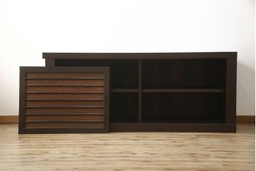 水屋箪笥サイドボードをリペア&カスタム!上下框をそれぞれカットしリサイズ。框の耳をフラットになるようカットし、カットした面は色合わせ。底の四つ角にフェルトを貼り付け。(キャビネット、収納棚、戸棚)