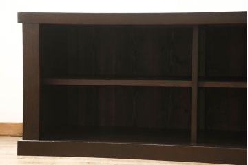 水屋箪笥サイドボードをリペア&カスタム!上下框をそれぞれカットしリサイズ。框の耳をフラットになるようカットし、カットした面は色合わせ。底の四つ角にフェルトを貼り付け。(キャビネット、収納棚、戸棚)