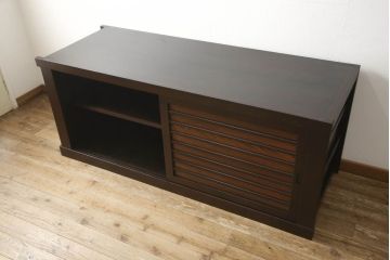 水屋箪笥サイドボードをリペア&カスタム!上下框をそれぞれカットしリサイズ。框の耳をフラットになるようカットし、カットした面は色合わせ。底の四つ角にフェルトを貼り付け。(キャビネット、収納棚、戸棚)