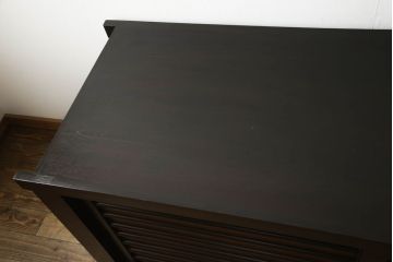 水屋箪笥サイドボードをリペア&カスタム!上下框をそれぞれカットしリサイズ。框の耳をフラットになるようカットし、カットした面は色合わせ。底の四つ角にフェルトを貼り付け。(キャビネット、収納棚、戸棚)