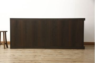水屋箪笥サイドボードをリペア&カスタム!上下框をそれぞれカットしリサイズ。框の耳をフラットになるようカットし、カットした面は色合わせ。底の四つ角にフェルトを貼り付け。(キャビネット、収納棚、戸棚)