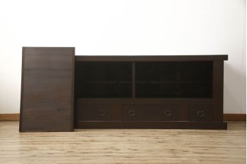 水屋箪笥サイドボードをリペア&カスタム!上下框をそれぞれカットしリサイズ。框の耳をフラットになるようカットし、カットした面は色合わせ。底の四つ角にフェルトを貼り付け。(キャビネット、収納棚、戸棚)