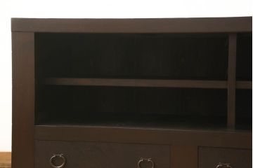 水屋箪笥サイドボードをリペア&カスタム!上下框をそれぞれカットしリサイズ。框の耳をフラットになるようカットし、カットした面は色合わせ。底の四つ角にフェルトを貼り付け。(キャビネット、収納棚、戸棚)