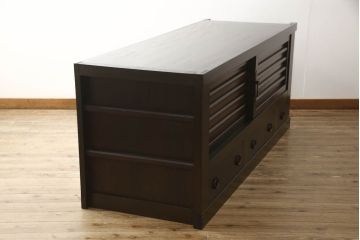 水屋箪笥サイドボードをリペア&カスタム!上下框をそれぞれカットしリサイズ。框の耳をフラットになるようカットし、カットした面は色合わせ。底の四つ角にフェルトを貼り付け。(キャビネット、収納棚、戸棚)