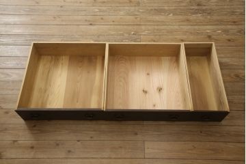 水屋箪笥サイドボードをリペア&カスタム!上下框をそれぞれカットしリサイズ。框の耳をフラットになるようカットし、カットした面は色合わせ。底の四つ角にフェルトを貼り付け。(キャビネット、収納棚、戸棚)