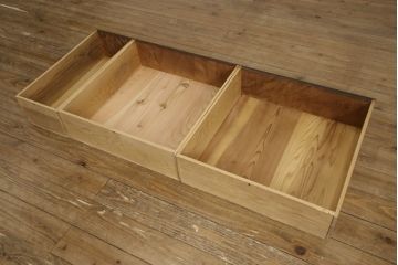 水屋箪笥サイドボードをリペア&カスタム!上下框をそれぞれカットしリサイズ。框の耳をフラットになるようカットし、カットした面は色合わせ。底の四つ角にフェルトを貼り付け。(キャビネット、収納棚、戸棚)