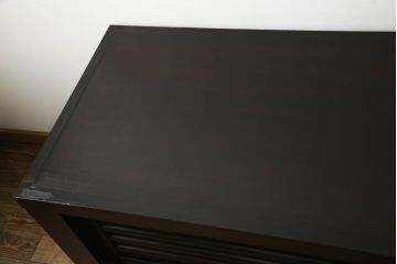 水屋箪笥サイドボードをリペア&カスタム!上下框をそれぞれカットしリサイズ。框の耳をフラットになるようカットし、カットした面は色合わせ。底の四つ角にフェルトを貼り付け。(キャビネット、収納棚、戸棚)