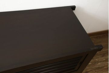 水屋箪笥サイドボードをリペア&カスタム!上下框をそれぞれカットしリサイズ。框の耳をフラットになるようカットし、カットした面は色合わせ。底の四つ角にフェルトを貼り付け。(キャビネット、収納棚、戸棚)
