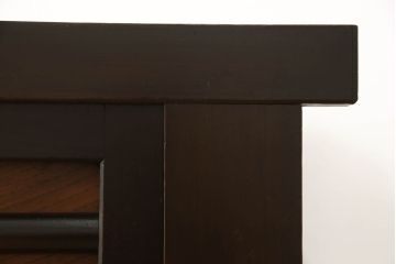 水屋箪笥サイドボードをリペア&カスタム!上下框をそれぞれカットしリサイズ。框の耳をフラットになるようカットし、カットした面は色合わせ。底の四つ角にフェルトを貼り付け。(キャビネット、収納棚、戸棚)