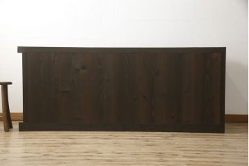 水屋箪笥サイドボードをリペア&カスタム!上下框をそれぞれカットしリサイズ。框の耳をフラットになるようカットし、カットした面は色合わせ。底の四つ角にフェルトを貼り付け。(キャビネット、収納棚、戸棚)