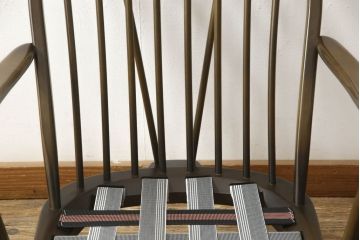 ソファをリペア&カスタム!クッションをご希望の生地に張り替え。修繕箇所は本体と馴染ませ、現状のお品物に合わせて1トーン程落ち着いた色に着色。(ラウンジチェア、アームチェア、椅子、1シーターソファ)