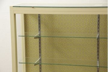 ガラスケースをリペア&カスタム!背面の模様ガラスを板に変更し指定の紙を貼り付け、左側面の鏡はクリアガラスに入れ替え。本体、棚内部の底板はクリーム色にペイント。(ショーケース、飾り棚、陳列棚)