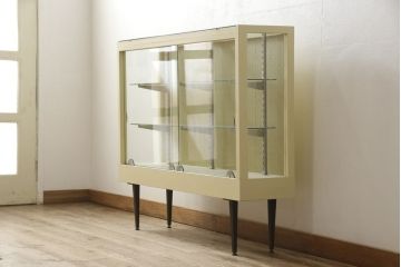 ガラスケースをリペア&カスタム!背面の模様ガラスを板に変更し指定の紙を貼り付け、左側面の鏡はクリアガラスに入れ替え。本体、棚内部の底板はクリーム色にペイント。(ショーケース、飾り棚、陳列棚)