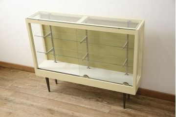 ガラスケースをリペア&カスタム!背面の模様ガラスを板に変更し指定の紙を貼り付け、左側面の鏡はクリアガラスに入れ替え。本体、棚内部の底板はクリーム色にペイント。(ショーケース、飾り棚、陳列棚)