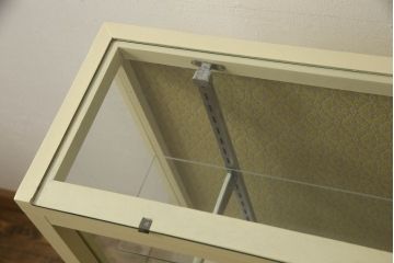 ガラスケースをリペア&カスタム!背面の模様ガラスを板に変更し指定の紙を貼り付け、左側面の鏡はクリアガラスに入れ替え。本体、棚内部の底板はクリーム色にペイント。(ショーケース、飾り棚、陳列棚)