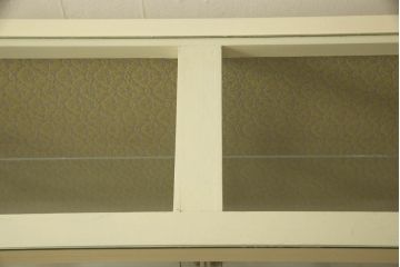 ガラスケースをリペア&カスタム!背面の模様ガラスを板に変更し指定の紙を貼り付け、左側面の鏡はクリアガラスに入れ替え。本体、棚内部の底板はクリーム色にペイント。(ショーケース、飾り棚、陳列棚)