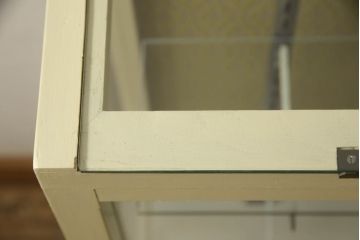 ガラスケースをリペア&カスタム!背面の模様ガラスを板に変更し指定の紙を貼り付け、左側面の鏡はクリアガラスに入れ替え。本体、棚内部の底板はクリーム色にペイント。(ショーケース、飾り棚、陳列棚)