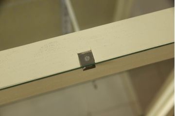 ガラスケースをリペア&カスタム!背面の模様ガラスを板に変更し指定の紙を貼り付け、左側面の鏡はクリアガラスに入れ替え。本体、棚内部の底板はクリーム色にペイント。(ショーケース、飾り棚、陳列棚)