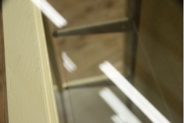 ガラスケースをリペア&カスタム!背面の模様ガラスを板に変更し指定の紙を貼り付け、左側面の鏡はクリアガラスに入れ替え。本体、棚内部の底板はクリーム色にペイント。(ショーケース、飾り棚、陳列棚)
