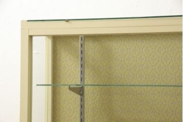 ガラスケースをリペア&カスタム!背面の模様ガラスを板に変更し指定の紙を貼り付け、左側面の鏡はクリアガラスに入れ替え。本体、棚内部の底板はクリーム色にペイント。(ショーケース、飾り棚、陳列棚)