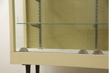 ガラスケースをリペア&カスタム!背面の模様ガラスを板に変更し指定の紙を貼り付け、左側面の鏡はクリアガラスに入れ替え。本体、棚内部の底板はクリーム色にペイント。(ショーケース、飾り棚、陳列棚)