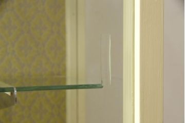 ガラスケースをリペア&カスタム!背面の模様ガラスを板に変更し指定の紙を貼り付け、左側面の鏡はクリアガラスに入れ替え。本体、棚内部の底板はクリーム色にペイント。(ショーケース、飾り棚、陳列棚)