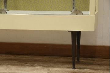 ガラスケースをリペア&カスタム!背面の模様ガラスを板に変更し指定の紙を貼り付け、左側面の鏡はクリアガラスに入れ替え。本体、棚内部の底板はクリーム色にペイント。(ショーケース、飾り棚、陳列棚)