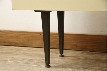 ガラスケースをリペア&カスタム!背面の模様ガラスを板に変更し指定の紙を貼り付け、左側面の鏡はクリアガラスに入れ替え。本体、棚内部の底板はクリーム色にペイント。(ショーケース、飾り棚、陳列棚)