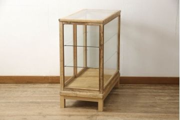 ガラスケースをリペア&カスタム!本体木部はストリップド加工をしクリアの蜜蝋ワックスにて。木脚を取り付け、本体と雰囲気を合わせた仕上げ。(ショーケース、陳列棚、店舗什器)