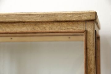 ガラスケースをリペア&カスタム!本体木部はストリップド加工をしクリアの蜜蝋ワックスにて。木脚を取り付け、本体と雰囲気を合わせた仕上げ。(ショーケース、陳列棚、店舗什器)