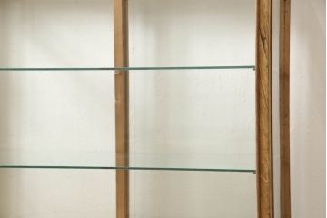 ガラスケースをリペア&カスタム!本体木部はストリップド加工をしクリアの蜜蝋ワックスにて。木脚を取り付け、本体と雰囲気を合わせた仕上げ。(ショーケース、陳列棚、店舗什器)