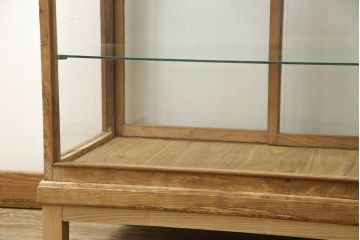 ガラスケースをリペア&カスタム!本体木部はストリップド加工をしクリアの蜜蝋ワックスにて。木脚を取り付け、本体と雰囲気を合わせた仕上げ。(ショーケース、陳列棚、店舗什器)