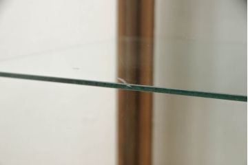 ガラスケースをリペア&カスタム!本体木部はストリップド加工をしクリアの蜜蝋ワックスにて。木脚を取り付け、本体と雰囲気を合わせた仕上げ。(ショーケース、陳列棚、店舗什器)