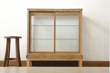 ガラスケースをリペア&カスタム!本体木部はストリップド加工をしクリアの蜜蝋ワックスにて。木脚を取り付け、本体と雰囲気を合わせた仕上げ。(ショーケース、陳列棚、店舗什器)