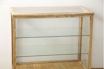 ガラスケースをリペア&カスタム!本体木部はストリップド加工をしクリアの蜜蝋ワックスにて。木脚を取り付け、本体と雰囲気を合わせた仕上げ。(ショーケース、陳列棚、店舗什器)