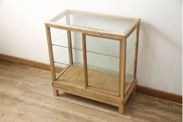 ガラスケースをリペア&カスタム!本体木部はストリップド加工をしクリアの蜜蝋ワックスにて。木脚を取り付け、本体と雰囲気を合わせた仕上げ。(ショーケース、陳列棚、店舗什器)