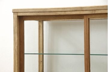 ガラスケースをリペア&カスタム!本体木部はストリップド加工をしクリアの蜜蝋ワックスにて。木脚を取り付け、本体と雰囲気を合わせた仕上げ。(ショーケース、陳列棚、店舗什器)