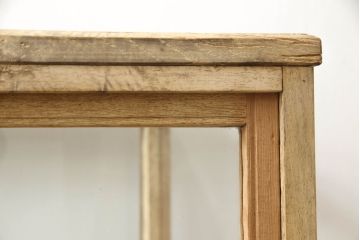 ガラスケースをリペア&カスタム!本体木部はストリップド加工をしクリアの蜜蝋ワックスにて。木脚を取り付け、本体と雰囲気を合わせた仕上げ。(ショーケース、陳列棚、店舗什器)