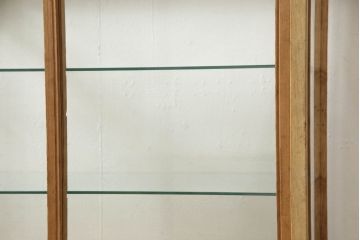 ガラスケースをリペア&カスタム!本体木部はストリップド加工をしクリアの蜜蝋ワックスにて。木脚を取り付け、本体と雰囲気を合わせた仕上げ。(ショーケース、陳列棚、店舗什器)