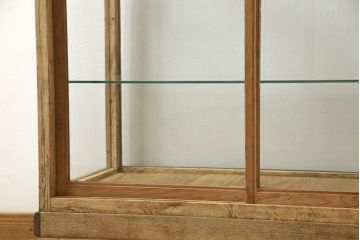 ガラスケースをリペア&カスタム!本体木部はストリップド加工をしクリアの蜜蝋ワックスにて。木脚を取り付け、本体と雰囲気を合わせた仕上げ。(ショーケース、陳列棚、店舗什器)