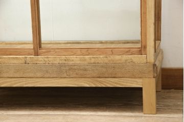 ガラスケースをリペア&カスタム!本体木部はストリップド加工をしクリアの蜜蝋ワックスにて。木脚を取り付け、本体と雰囲気を合わせた仕上げ。(ショーケース、陳列棚、店舗什器)