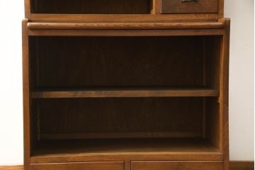 食器棚をリペア&カスタム!上段引き戸にゆらゆらガラスをはめこみ、下段引き戸内部に棚板を1枚製作。修繕箇所は本体と馴染ませ、現状のお品物に合わせて1トーン程落ち着いた色に着色。(収納棚、キャビネット)