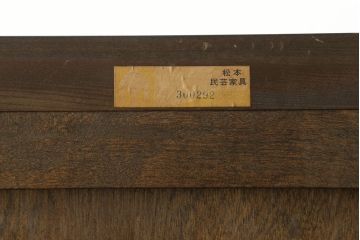 食器棚をリペア&カスタム!上段真ん中の棚板を棚受けと固定し、下の棚板を仕切りとして加工。上下段ともに裏側からの補強。(収納棚、戸棚、本箱、本棚、カップボード、キャビネット、ブックケース)