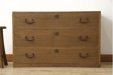 箪笥の見た目を変えずに綺麗にリペア!天板裏から天板を補強。本体は現状の品物に合わせて1トーン程落ち着いた色に着色。(ローボード、テレビ台、チェスト、引き出し、桐箪笥、桐たんす)