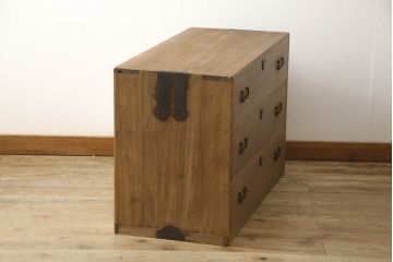 箪笥の見た目を変えずに綺麗にリペア!天板裏から天板を補強。本体は現状の品物に合わせて1トーン程落ち着いた色に着色。(ローボード、テレビ台、チェスト、引き出し、桐箪笥、桐たんす)