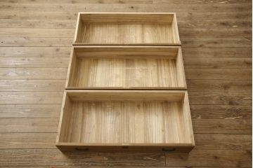 箪笥の見た目を変えずに綺麗にリペア!天板裏から天板を補強。本体は現状の品物に合わせて1トーン程落ち着いた色に着色。(ローボード、テレビ台、チェスト、引き出し、桐箪笥、桐たんす)