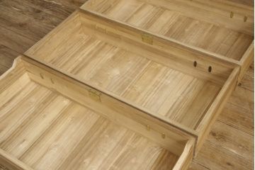 箪笥の見た目を変えずに綺麗にリペア!天板裏から天板を補強。本体は現状の品物に合わせて1トーン程落ち着いた色に着色。(ローボード、テレビ台、チェスト、引き出し、桐箪笥、桐たんす)