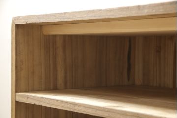 箪笥の見た目を変えずに綺麗にリペア!天板裏から天板を補強。本体は現状の品物に合わせて1トーン程落ち着いた色に着色。(ローボード、テレビ台、チェスト、引き出し、桐箪笥、桐たんす)